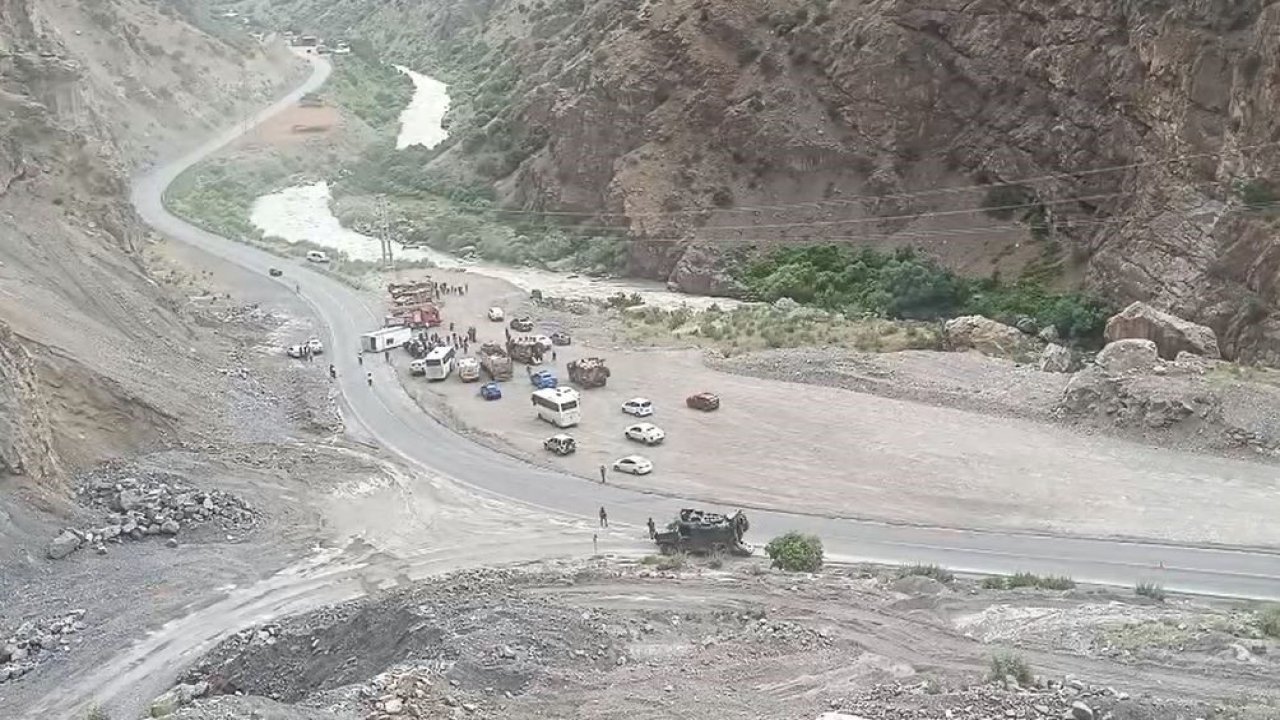 Hakkari’de midibüs devrildi, 6 asker yaralandı
