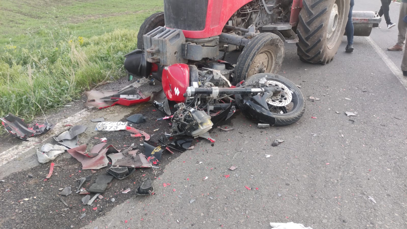 Kars’ta traktör ile motosiklet çarpıştı: 1 yaralı