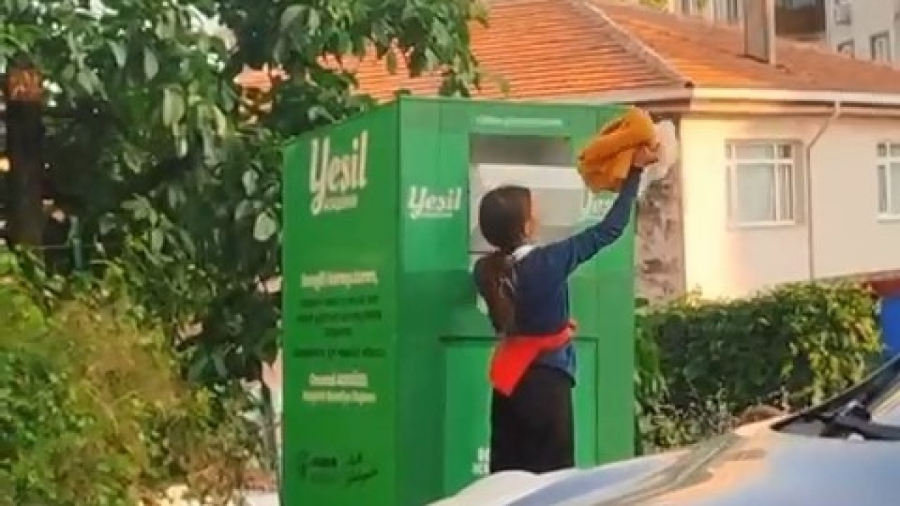 Canlarını hiçe sayarak giysi kumbarasından kıyafet çaldılar