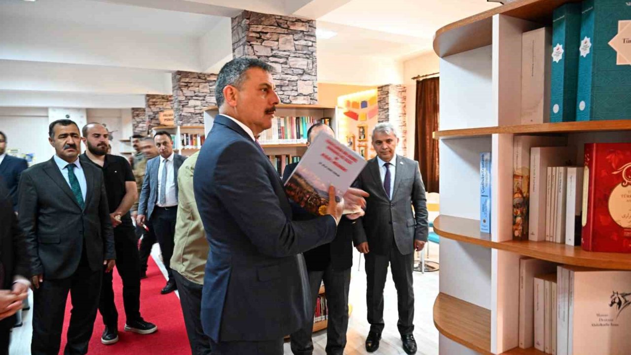 Vali Mustafa Çiftçi, kütüphanede kitapları bizzat kendisi raflara dizdi