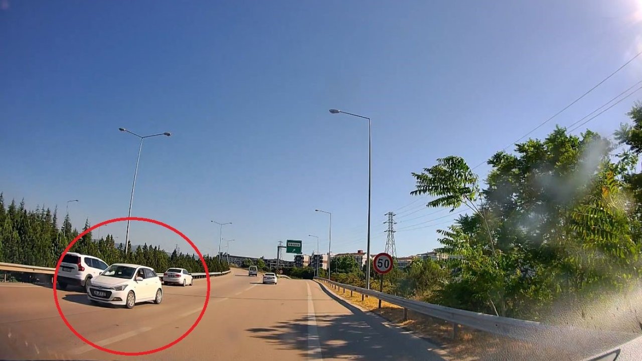 Otobanda ters şeritte ilerlemeye başladı: Tehlikeli anlar kamerada