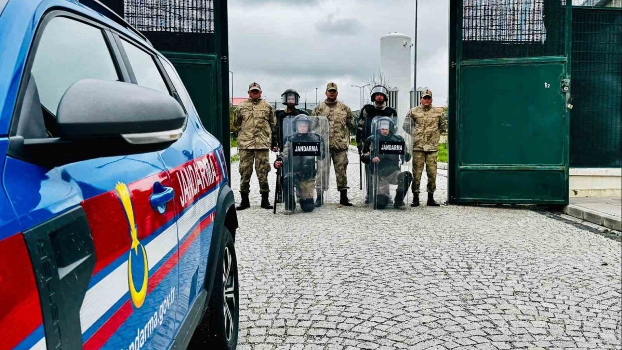 Jandarma ekiplerince 53 düzensiz göçmen yakalandı