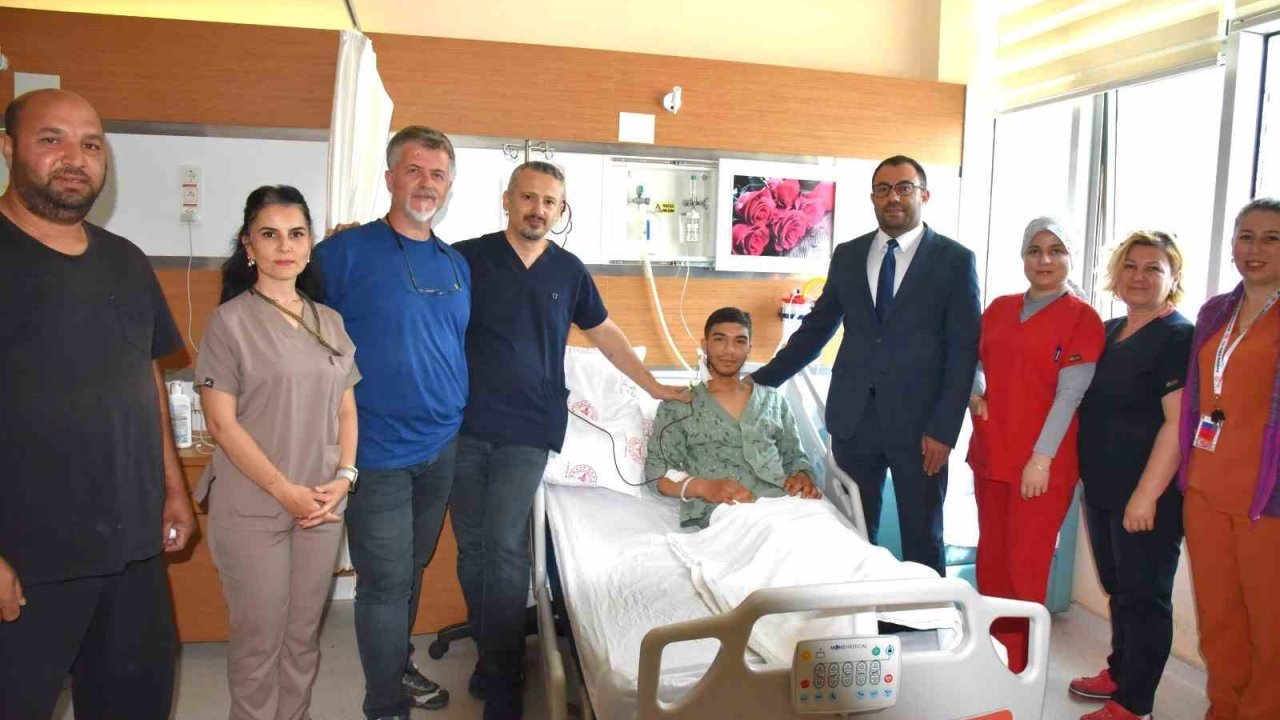 Çanakkale’de ilk kez denen cerrahi yöntemle 15 yaşındaki çocuğun kalbindeki delik kapatıldı