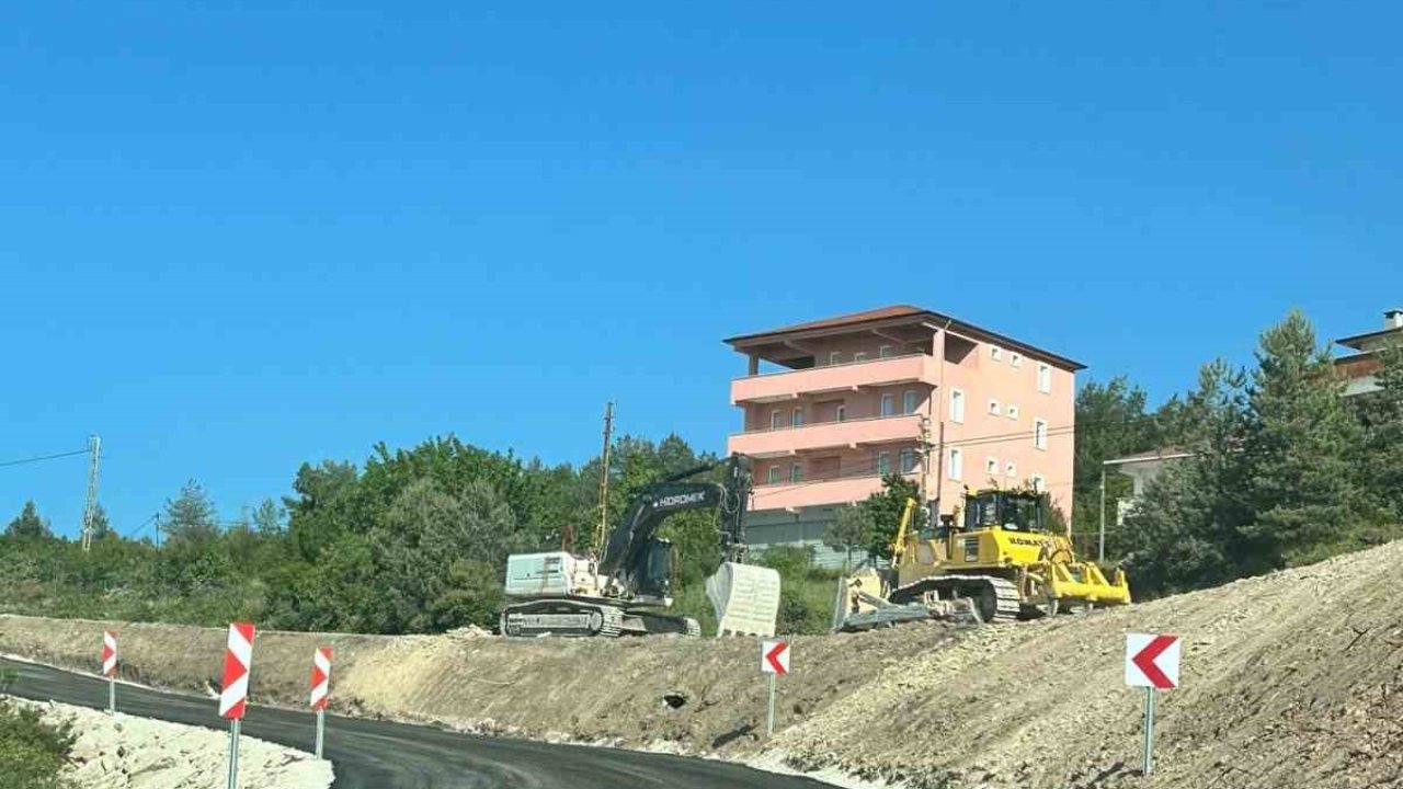 Kastamonu’da heyelan sebebiyle ulaşıma kapanan yol ulaşıma açıldı