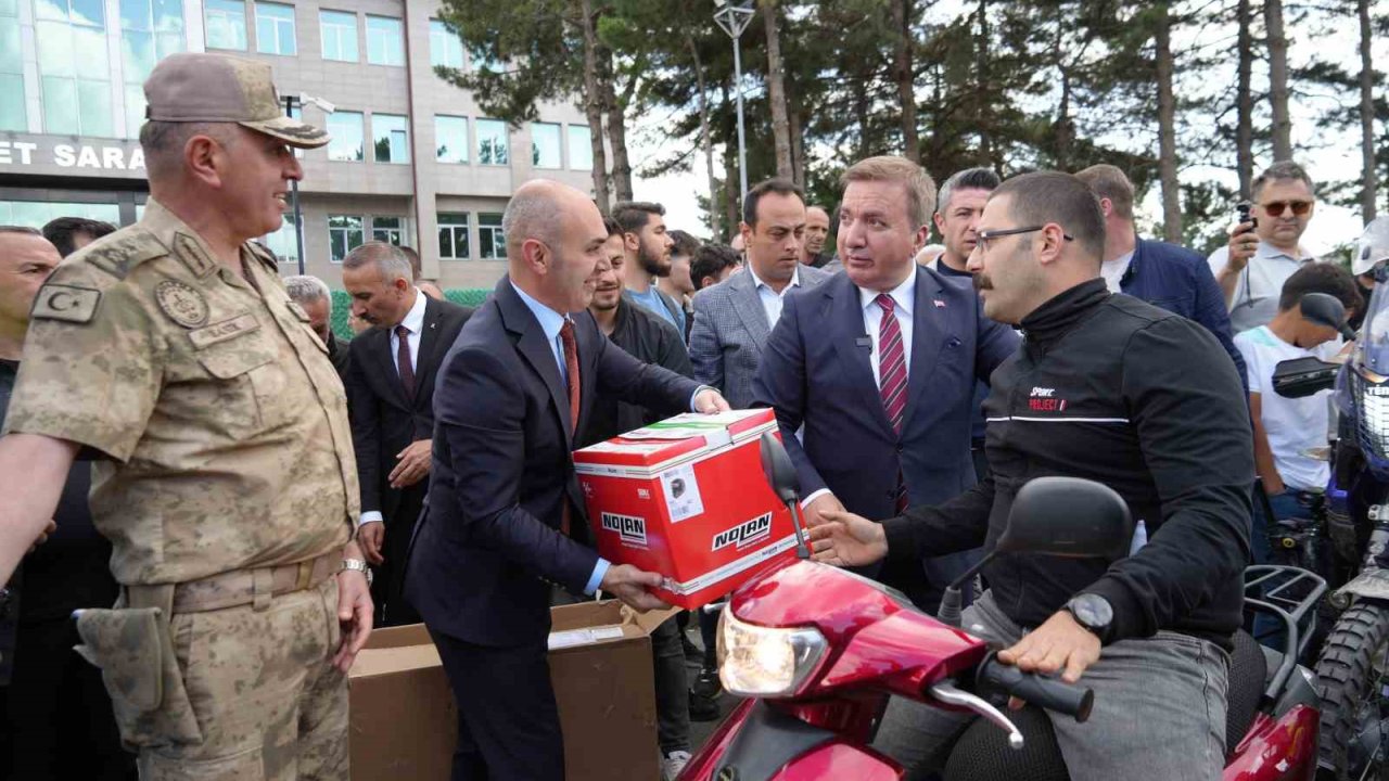 Erzincan’da kasksız motosiklet sürücülerine ücretsiz kask dağıtıldı