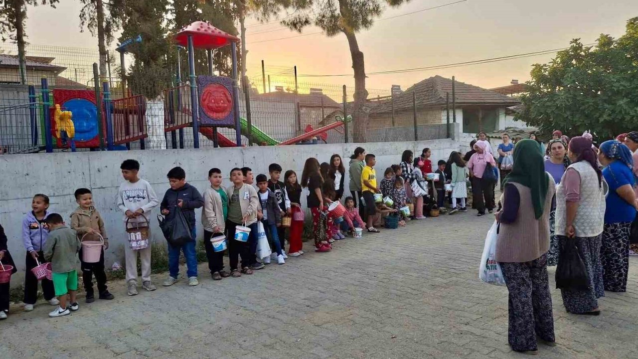 Sarıgöl’de arife geleneği çocukları sevindirdi