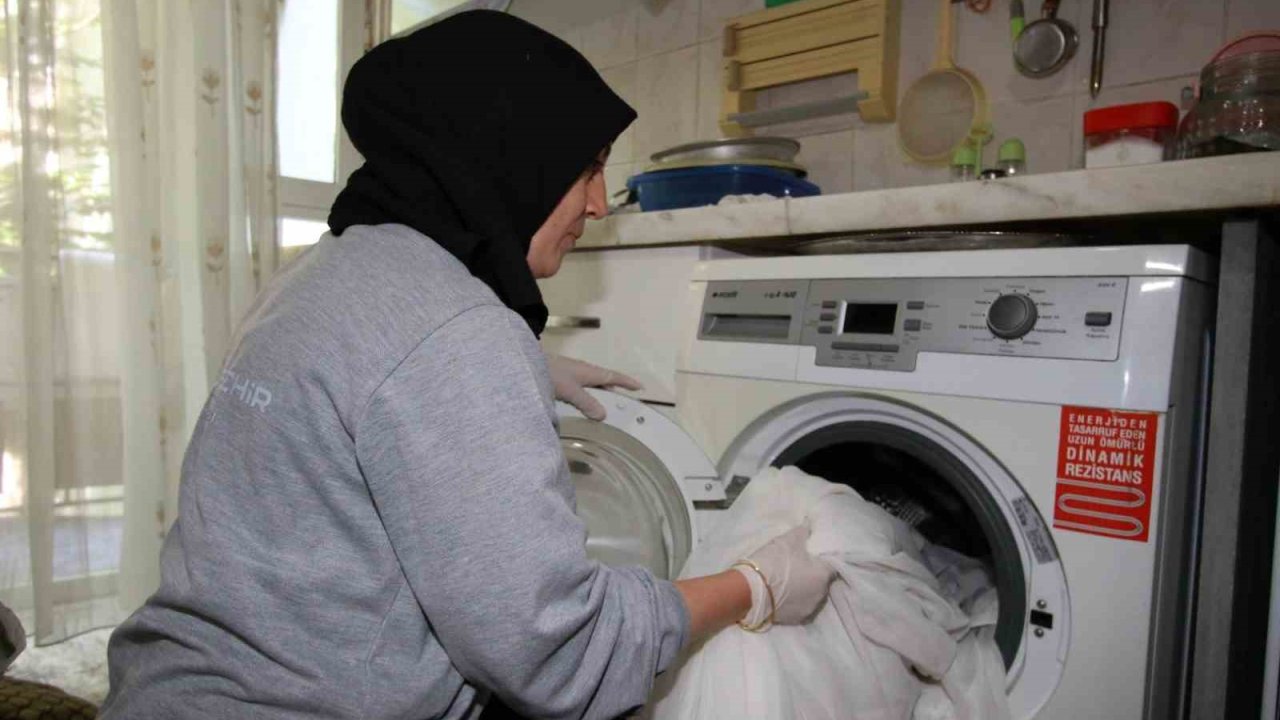 Bayram öncesi evde bakım hizmetiyle yaşlı ve engellilerin yüzü güldü