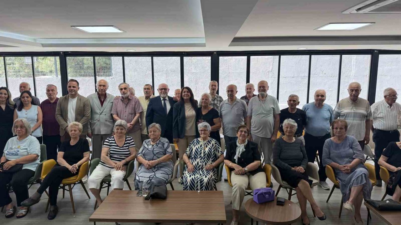 Huzurevi sakinlerine bayram ziyareti