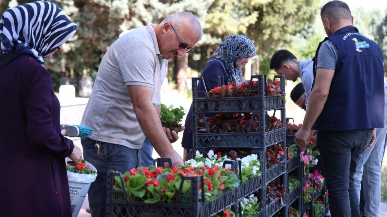 Kartepe’de mezarlıklarda çiçek dağıtımı yapıldı