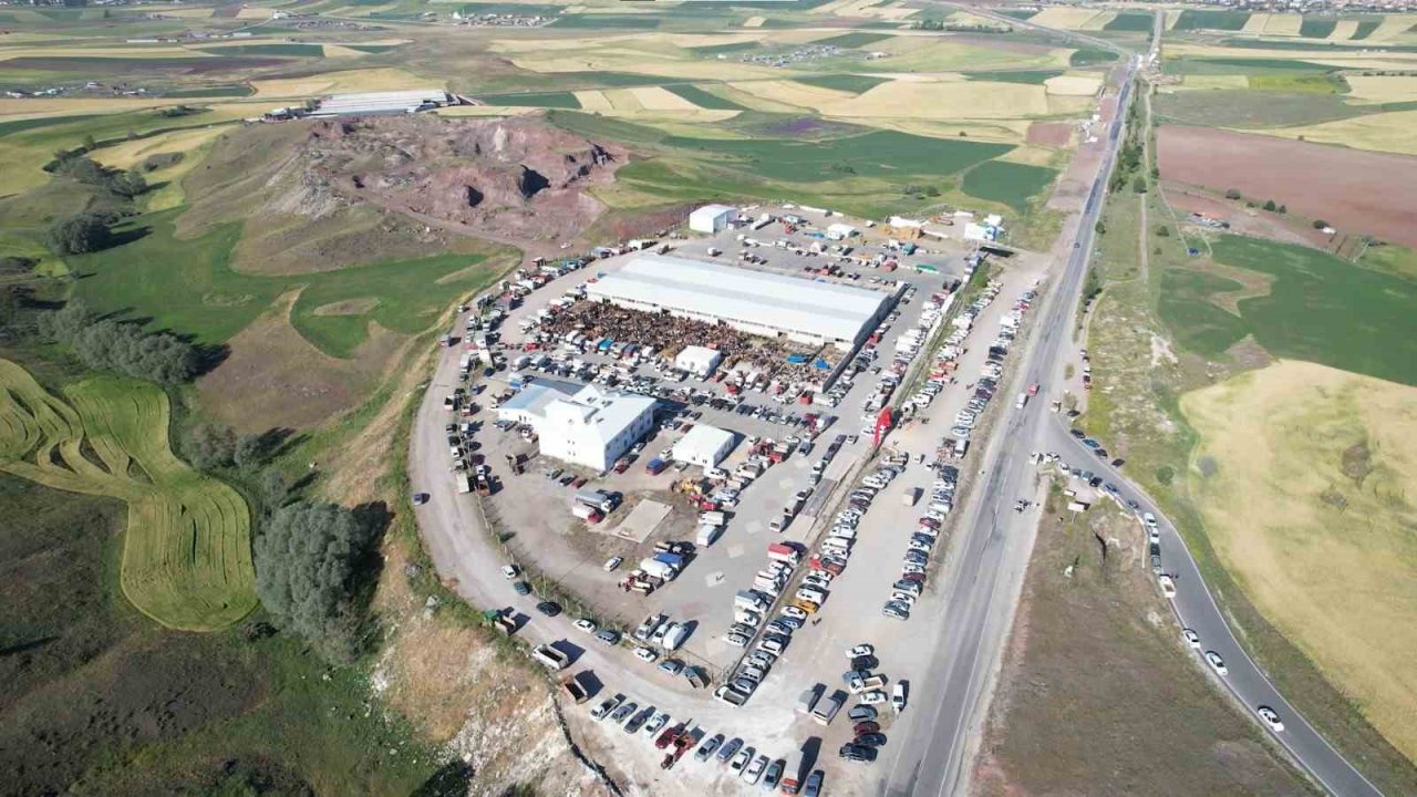 Kurban pazarındaki yoğunluk havadan görüntülendi