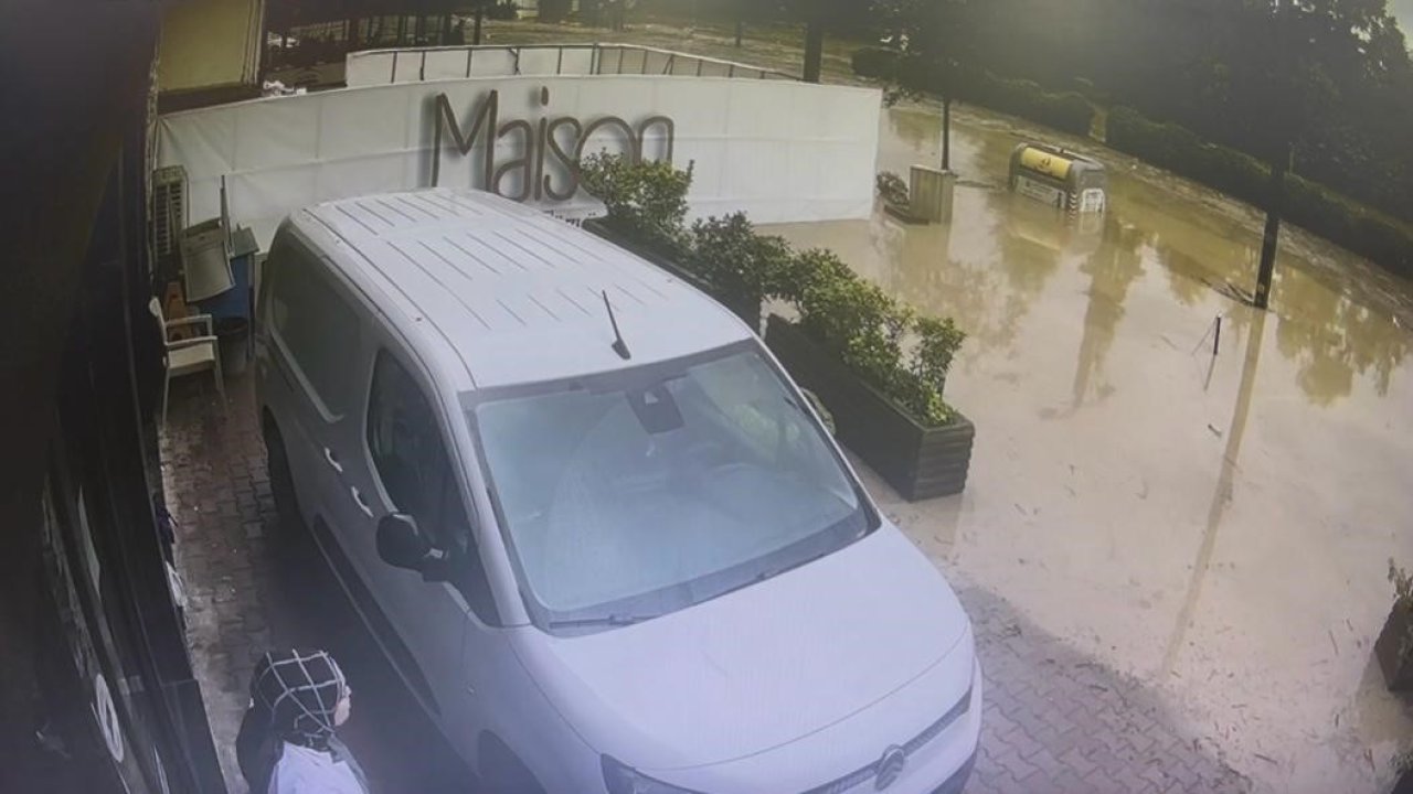 Trabzon’da yaşanan selin geliş anları güvenlik kameralarına yansıdı