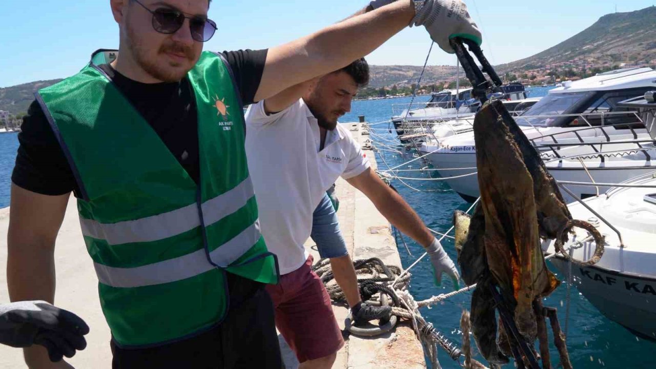 AK Parti İzmir’den Dünya Çevre Günü’nde denizde dip tarama temizliği