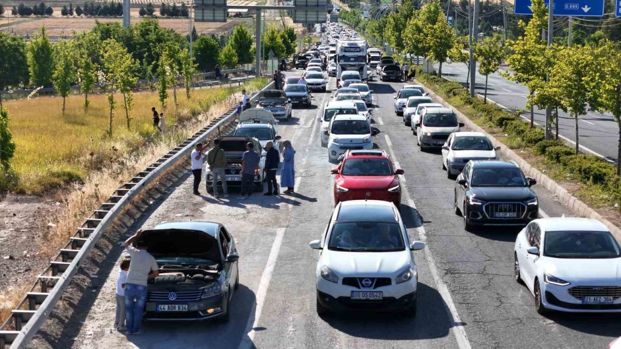 Diyarbakır’da onlarca araç hararet yapınca kilometrelerce kuyruk oluştu