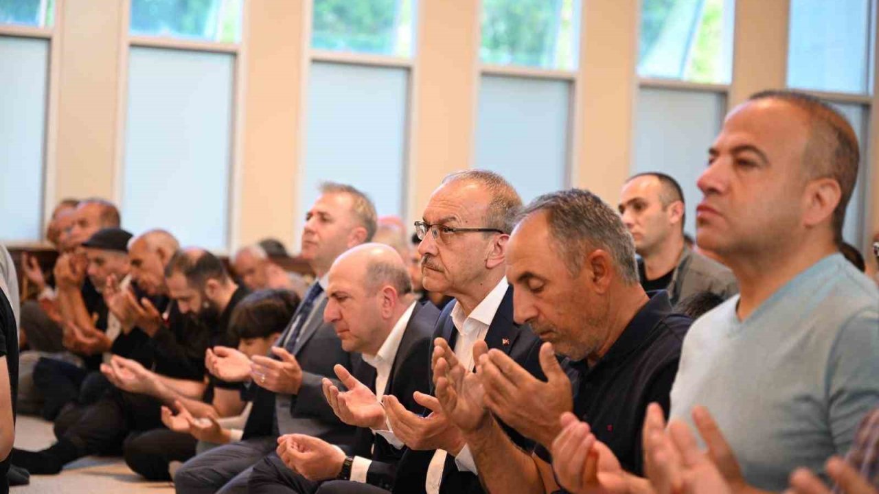 Malatya’da vatandaşlar bayram namazı için camilere akın etti