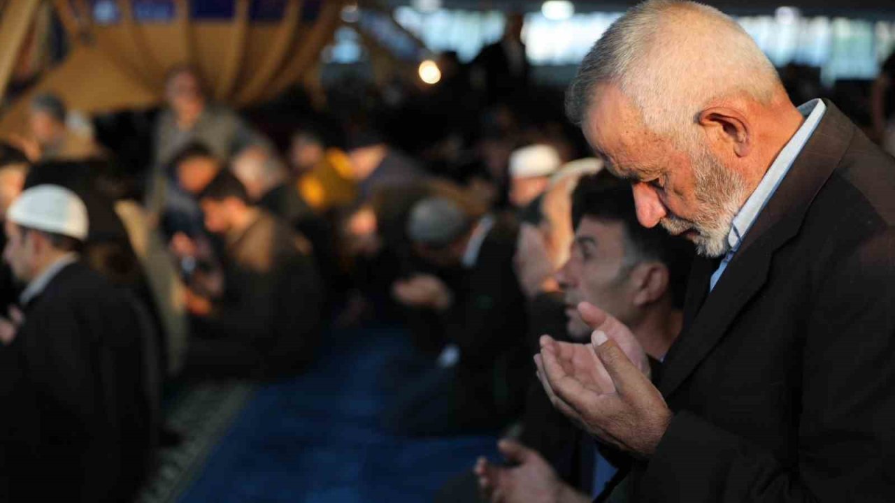 Erzincan’da vatandaşlar bayram namazı için camilere akın etti