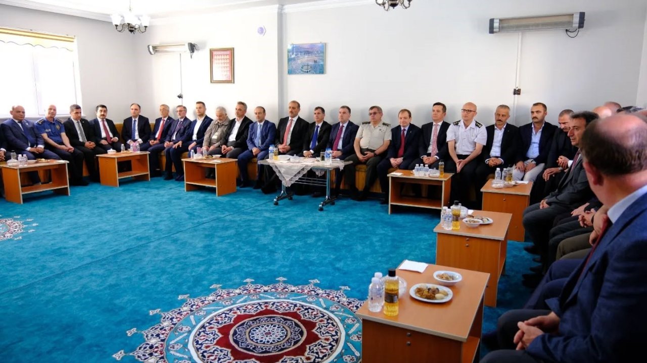 Bayburt’ta vatandaşlar ve protokol üyeleri geleneksel bayramlaşma programında bayramlaştı