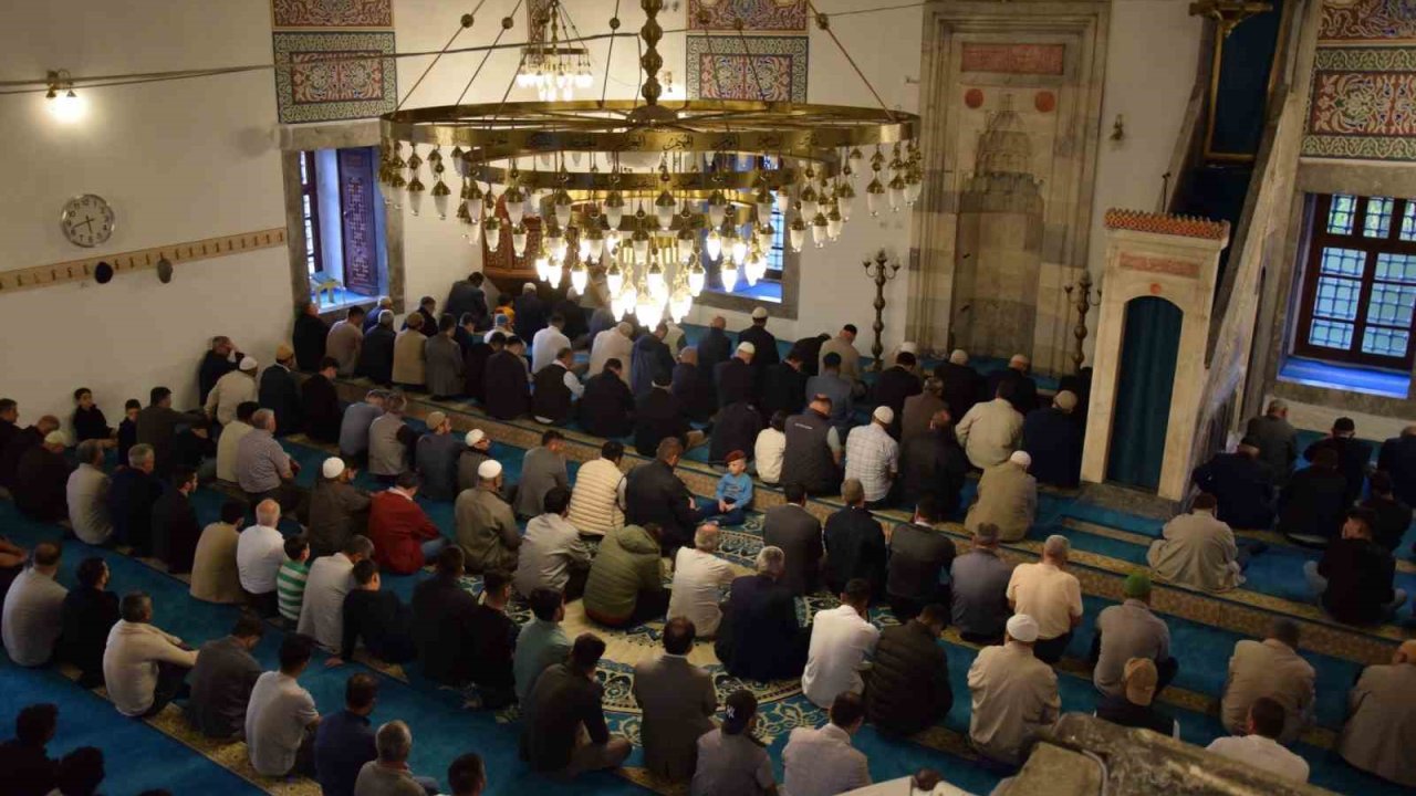 Karapınar’da bayram namazında vatandaşlar camilere akın etti