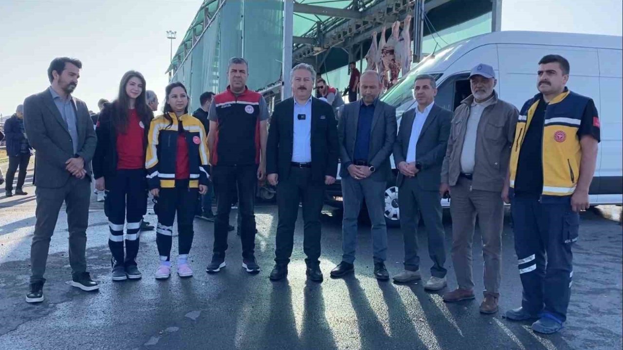 Başkan Palancıoğlu bayramın ilk saatlerinde Melikgazi Kurban Pazarı ve Kesim Alanı’nı ziyaret etti