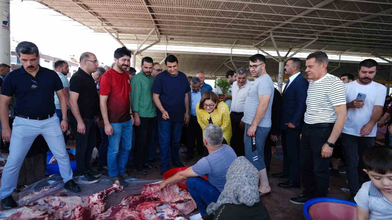 Yılmaz ve Şahin vatandaşlarla bayramlaştı