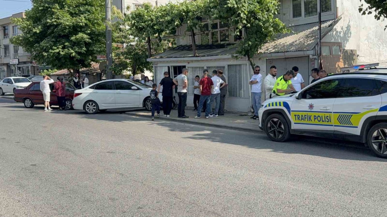 İki otomobil çarpıştı, duramayan araç evin duvarına çarptı