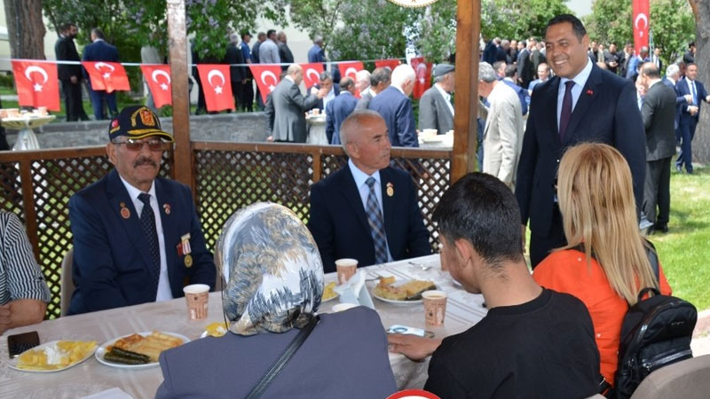 Kars'ta Bayramlaşma Programında Şehit Yakınları ve Gaziler Unutulmadı