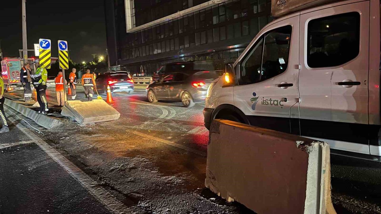 Küçükçekmece E-5’te beton bariyere çarpan otomobil yan yola girdi