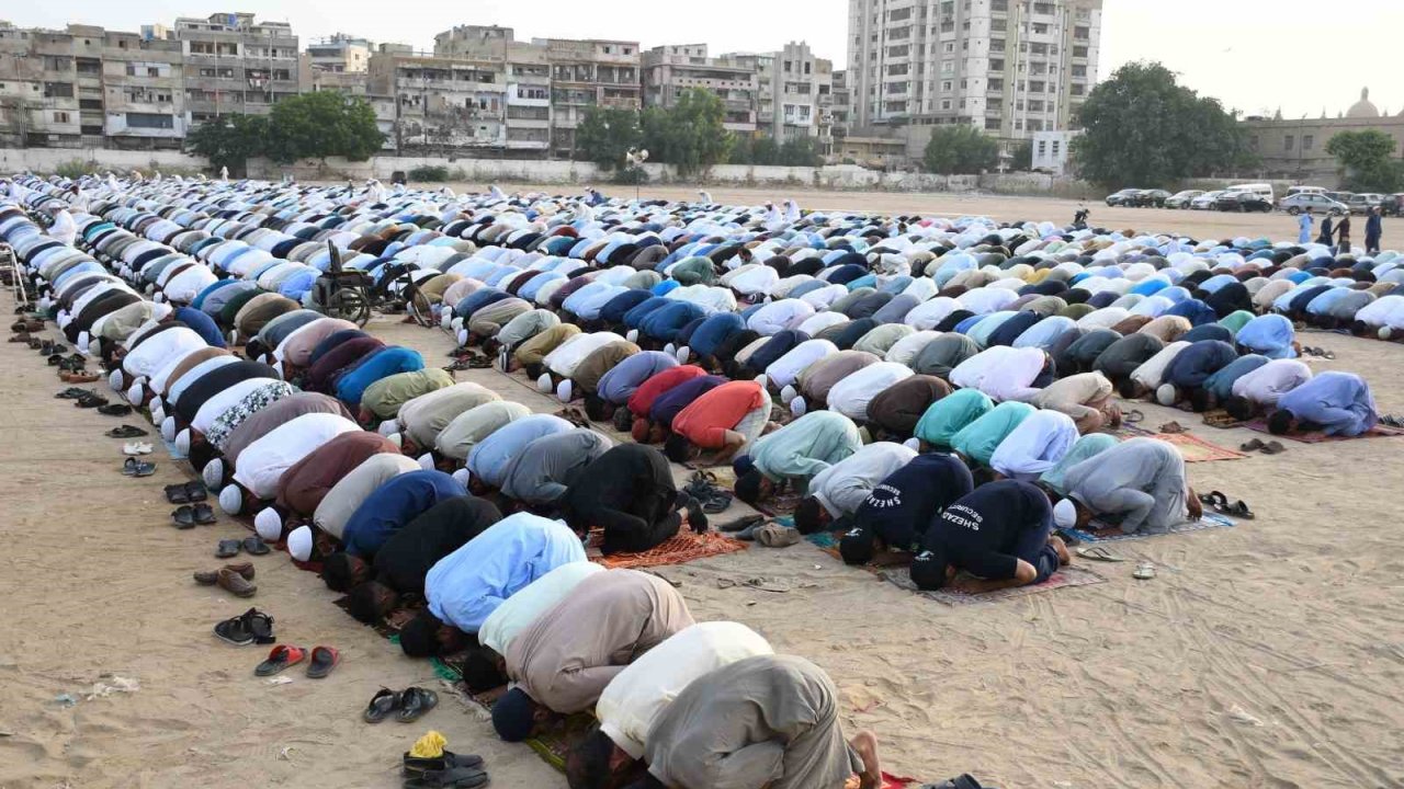 Pakistan’da Müslümanlar bayram namazı kıldı