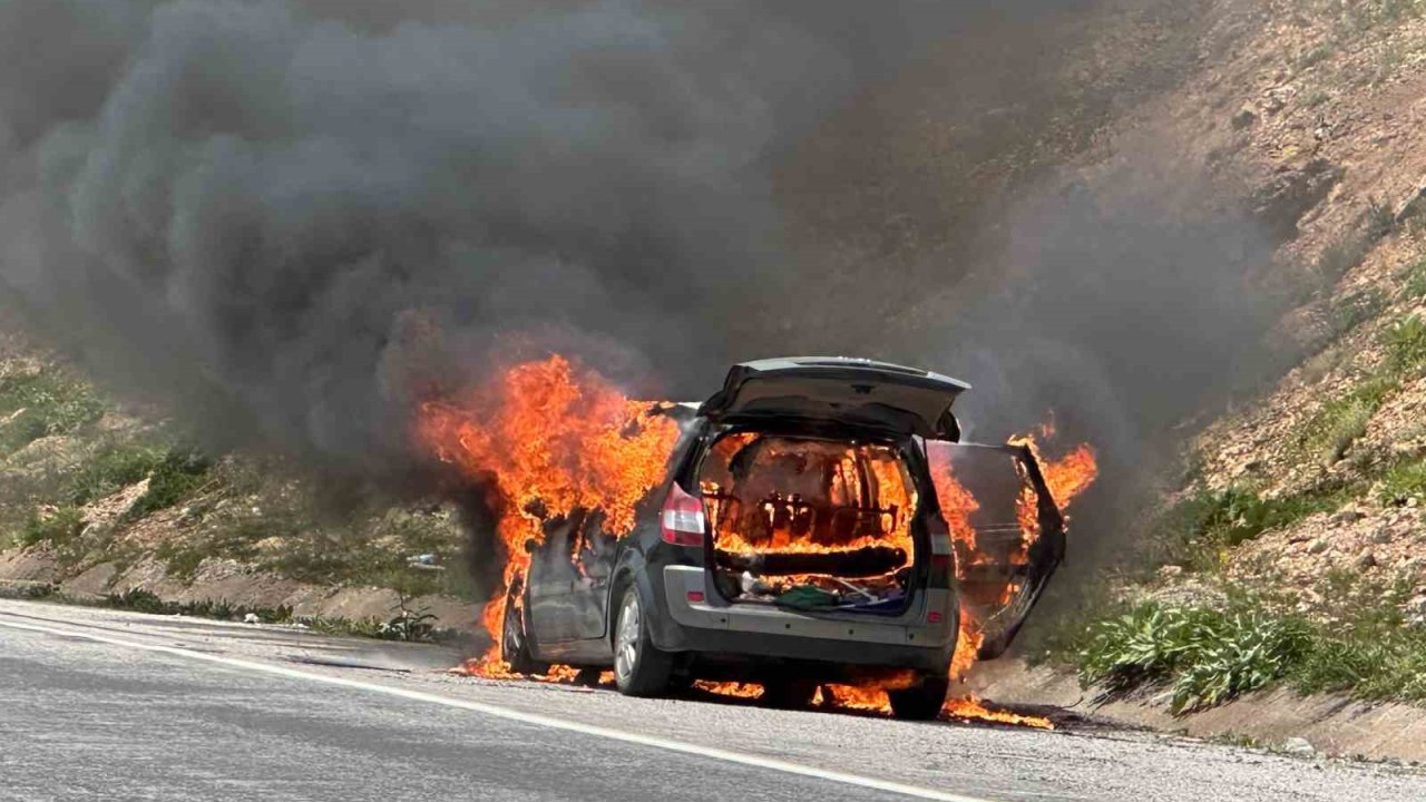 Sivas’ta seyir halindeki otomobil alev aldı, faciadan dönüldü