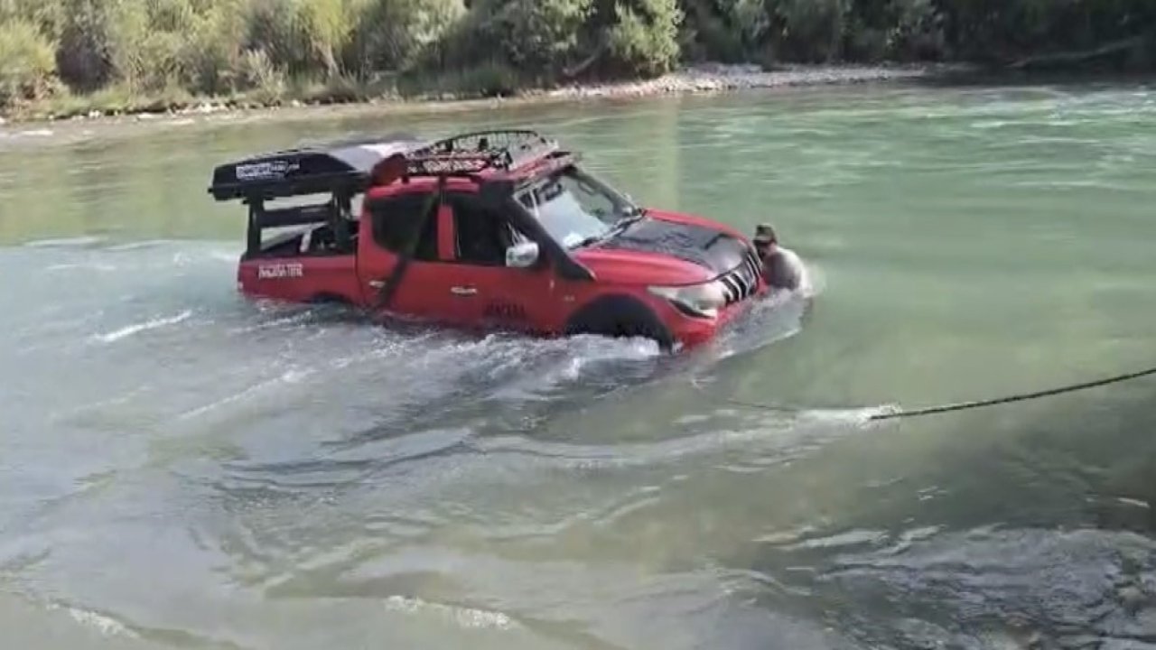 Tunceli’de Munzur Çayı’na uçan araç ekipler tarafından çıkarıldı