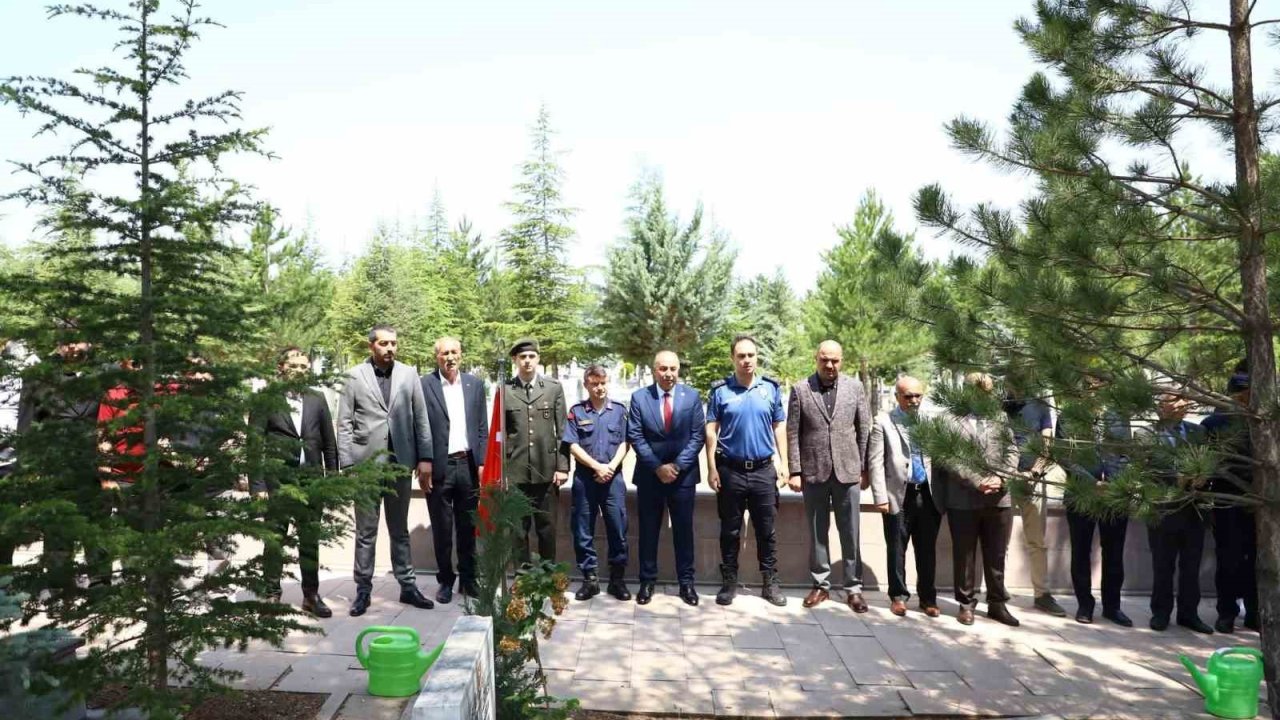 Alaca protokolü bayramda şehitleri unutmadı