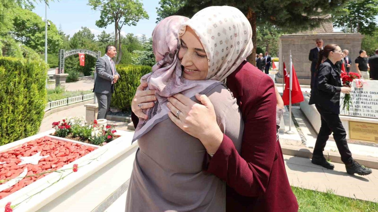 Vali Yiğitbaşı ve protokolden şehitlikleri bayram ziyareti