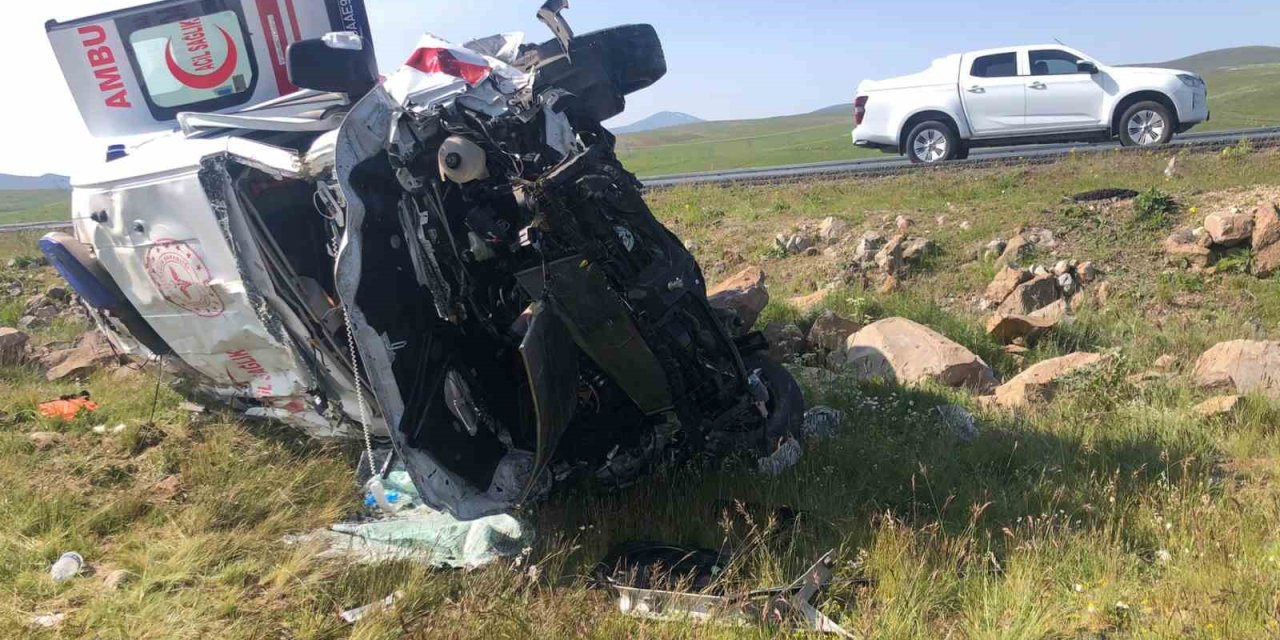 Kars’ta ambulans şarampole uçtu: 1’i doktor 4 kişi yaralandı