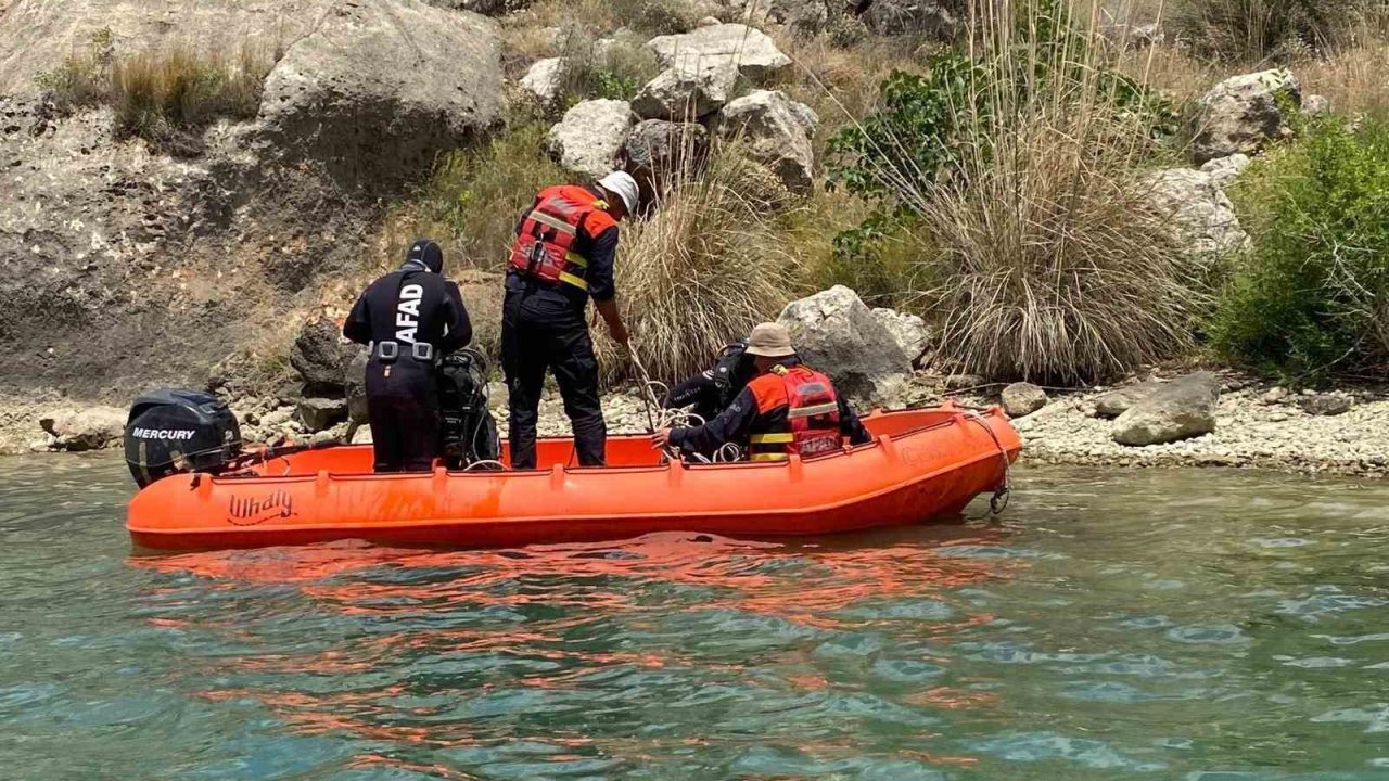 Gaziantep’in Araban ilçesinde 24 Mayıs 2025 günü ailesiyle fıstık bahçesindeyken kaybolan 10 yaşındaki otizmli Onurcan Özdemir’in cansız bedeni Fırat Nehri’nde bulundu. Cenazenin sudan çıkarılması ve tam kimlik teşhisi için