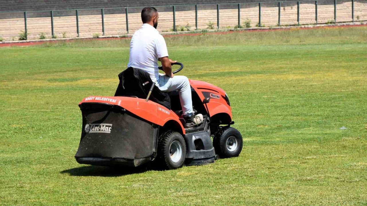 Söğüt’te çim biçme çalışmaları sürüyor