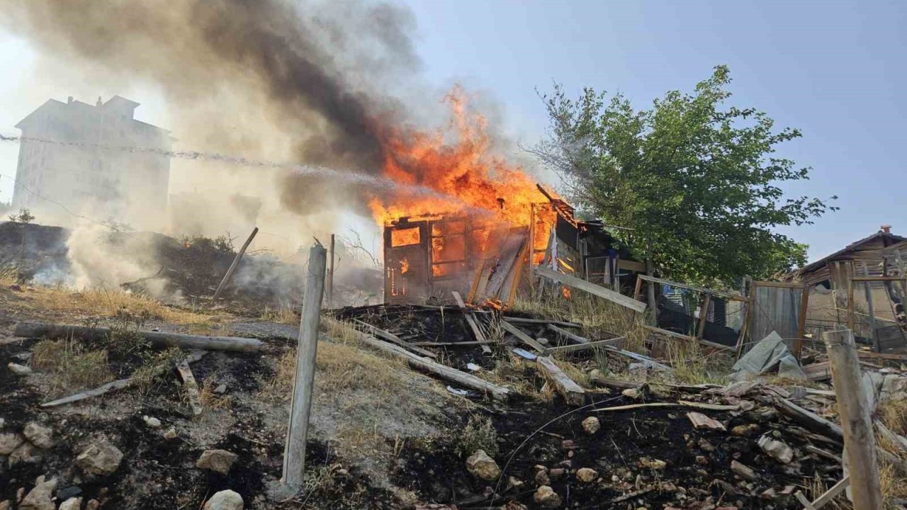 Malatya’da araç ve baraka yangını