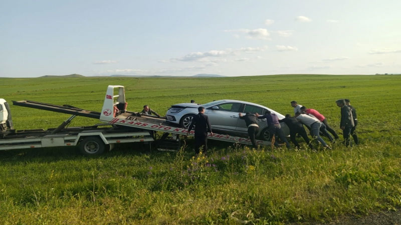 Kars Ani Yolunda Kaza, Araç Tarlaya Uçtu!