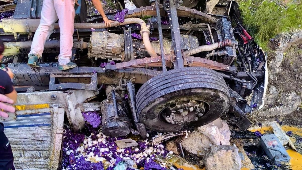 Antalya’da yumurta yüklü kamyon devrildi: 1 ölü