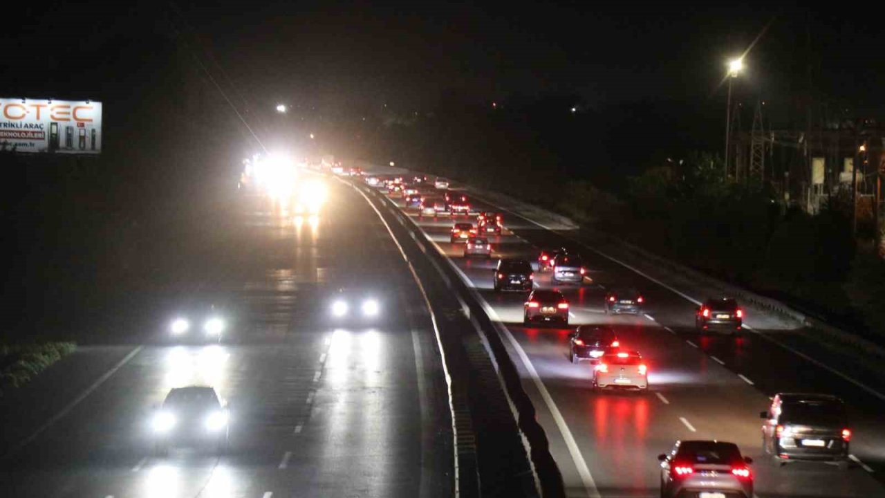 Bayramın bitmesini beklemeyenler otoyolda akıcı yoğunluk oluşturdu