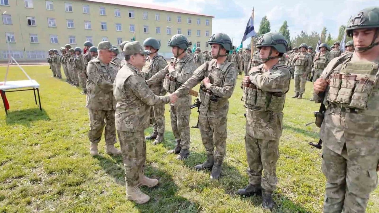 Kara Kuvvetleri Komutanı Orgeneral Bayraktaroğlu, Mehmetçik’in bayramını kutladı