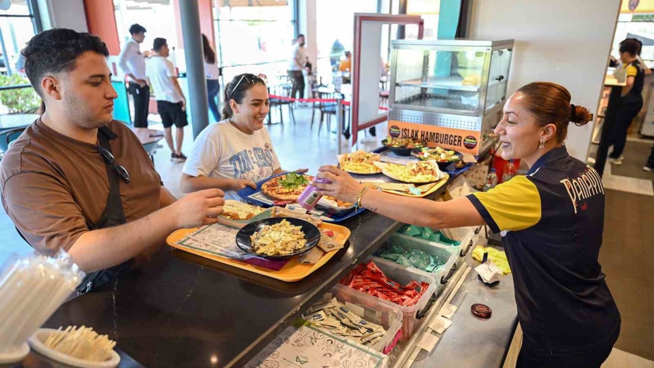 Mersin’de bayramda sahil kafelerine yoğun ilgi
