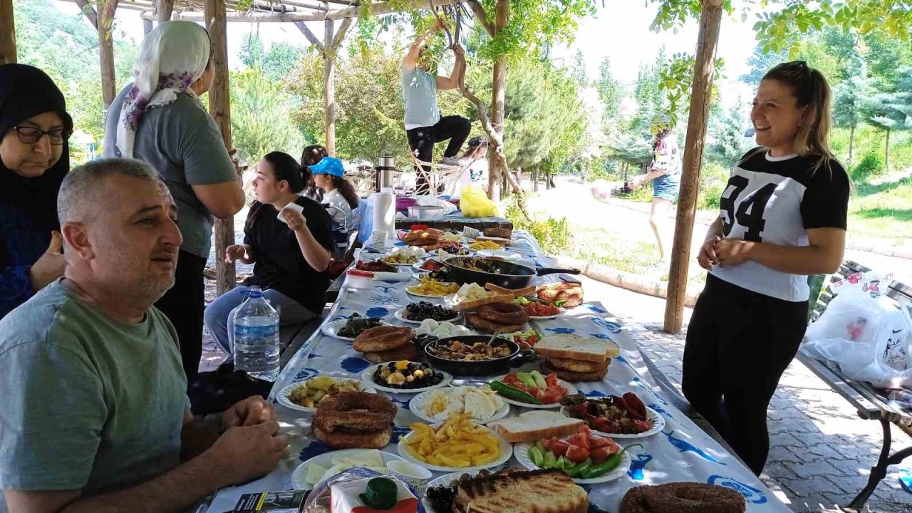 Bayramın son gününde mesirelik alanlarda piknikçiler ile doldu
