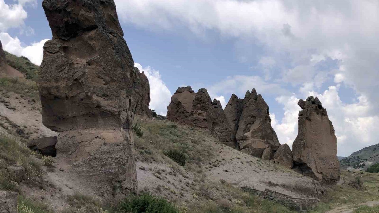 Sarıkamış’ın ’peri bacaları’ görenleri kendine hayran bırakıyor.
