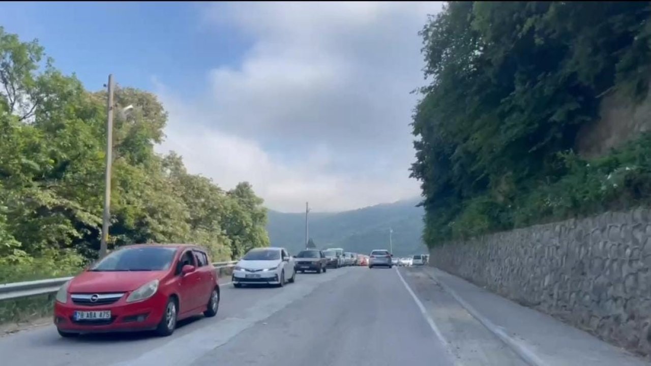 Amasra’da bayram yoğunluğu sebebiyle uzun araç kuyrukları oluştu