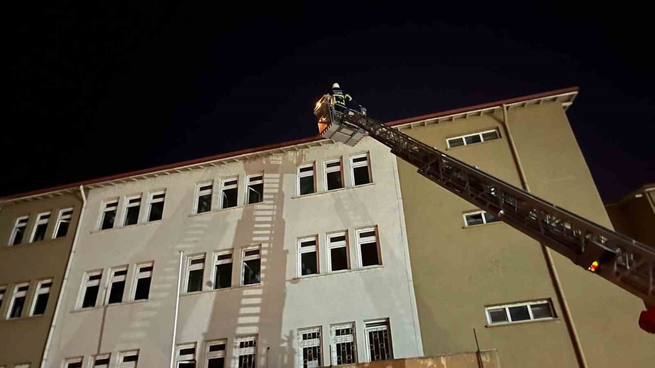 Okulun çatısında mahsur kalan yavru kedi, itfaiye ekiplerince kurtarı