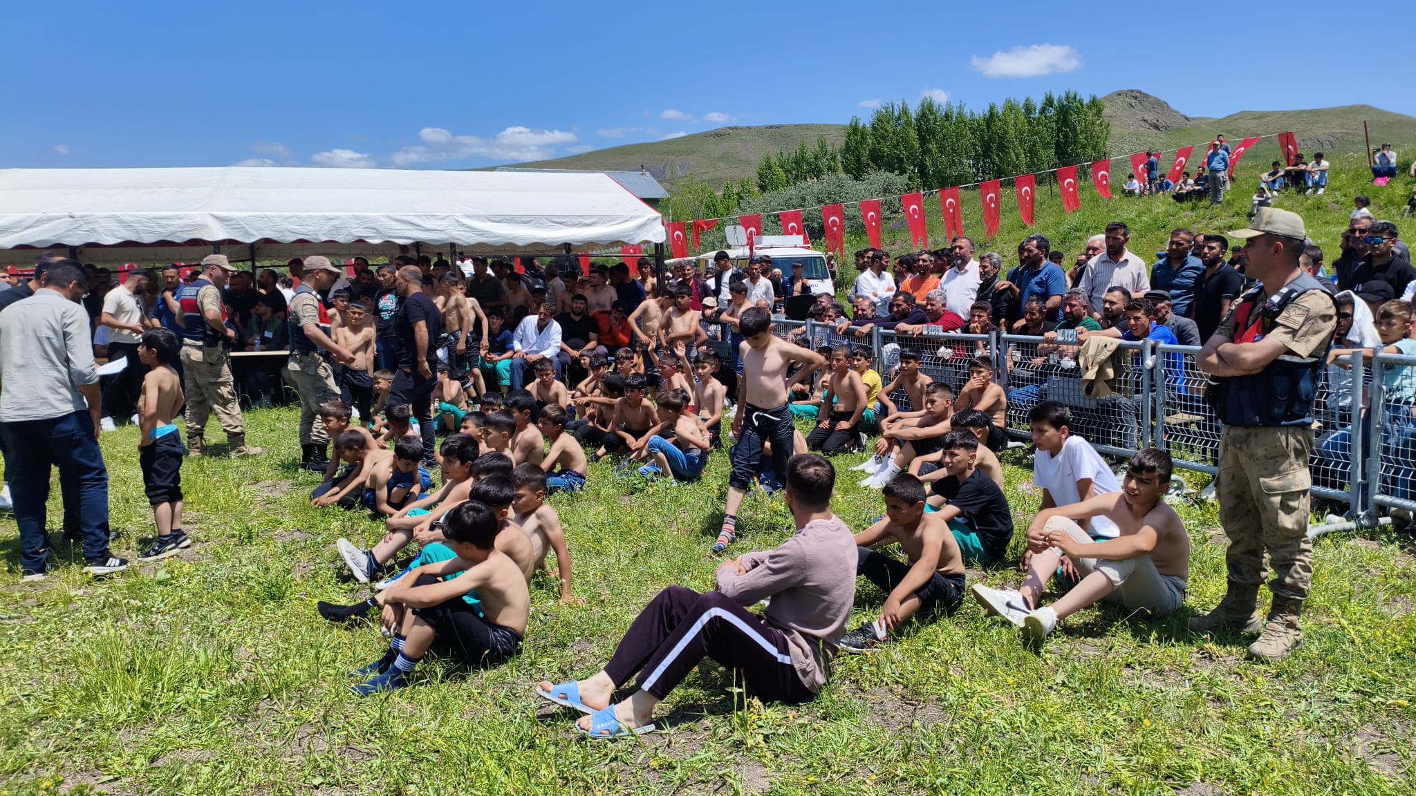 Kars’ta, Karakucak Güreşleri ve At Yarışları Coşkuyla Gerçekleşti