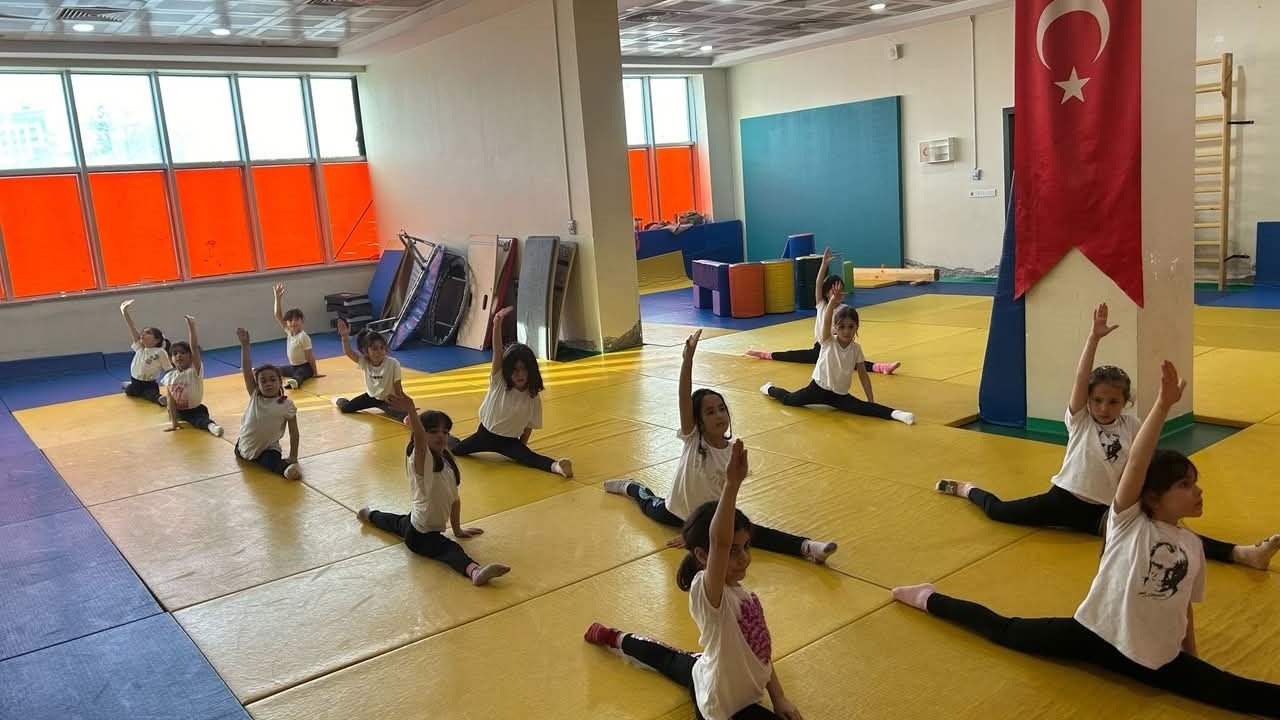 Yeni Spor Salonu’nda başlayan artistik cimnastik antrenmanları yoğun ilgi görüyor