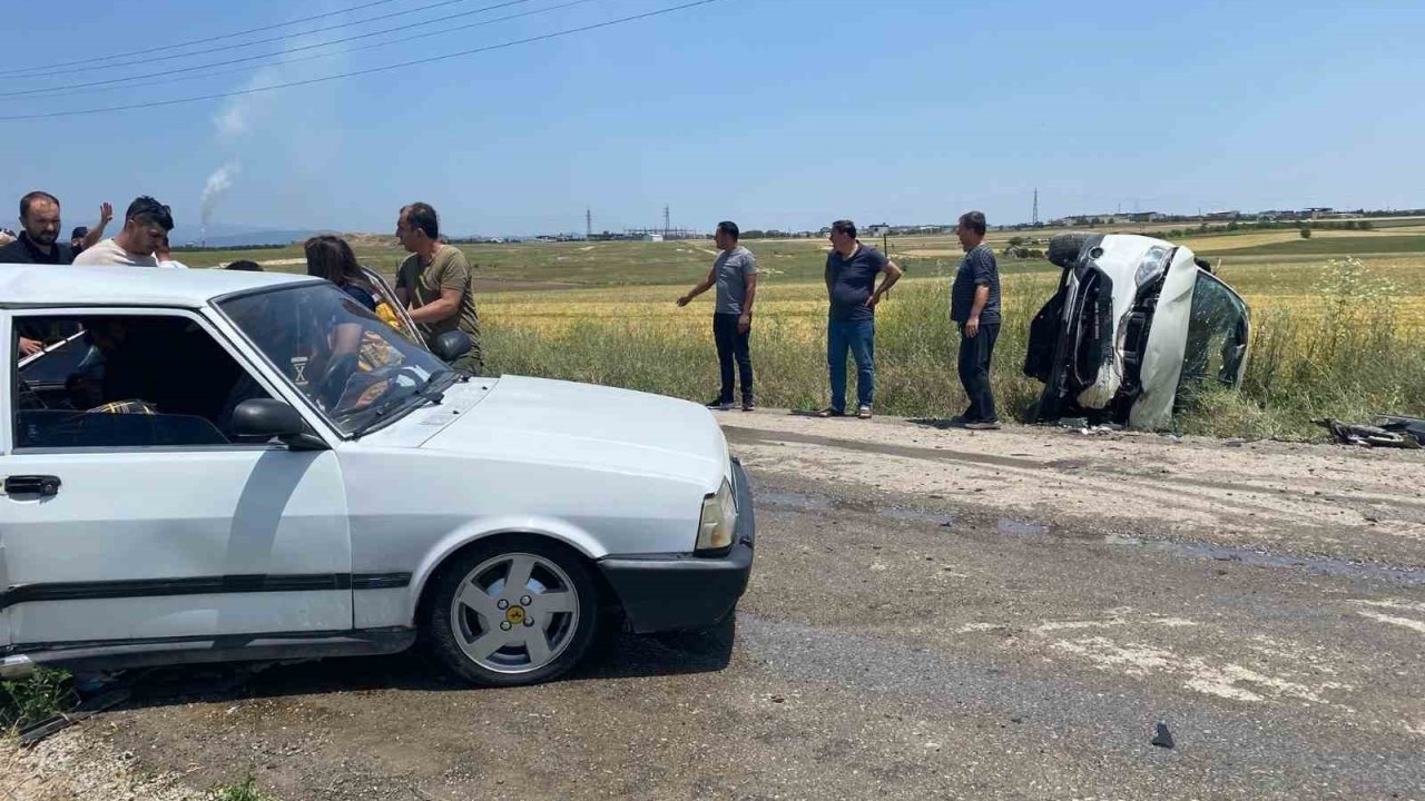 Uşak’ta iki araç çarpıştı: 5 kişi yaralandı