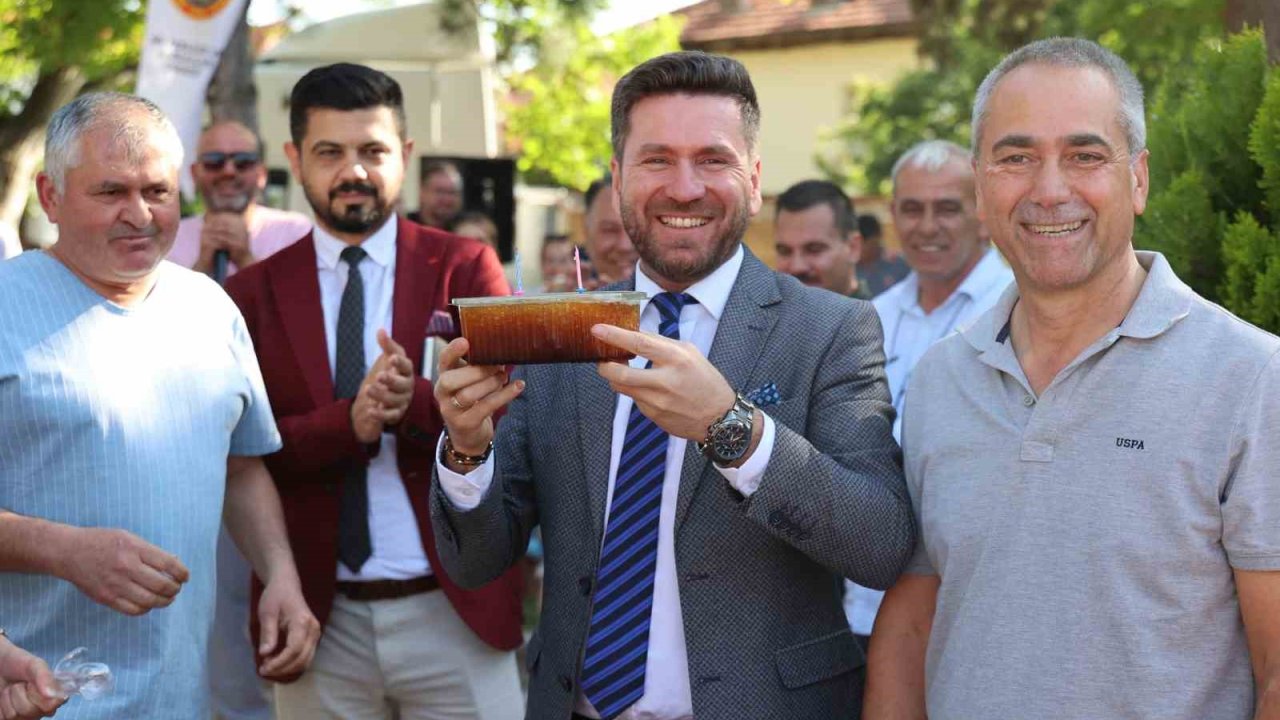 Başkan Tatık’a kar helvalı sürpriz doğum günü kutlaması