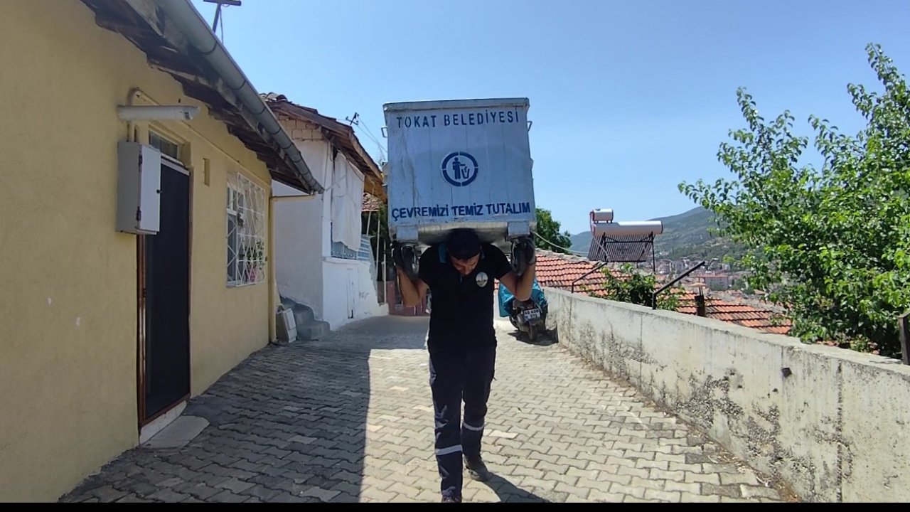 Çöp tenekesini sırtlayan personel temizlikte sınır tanımadı