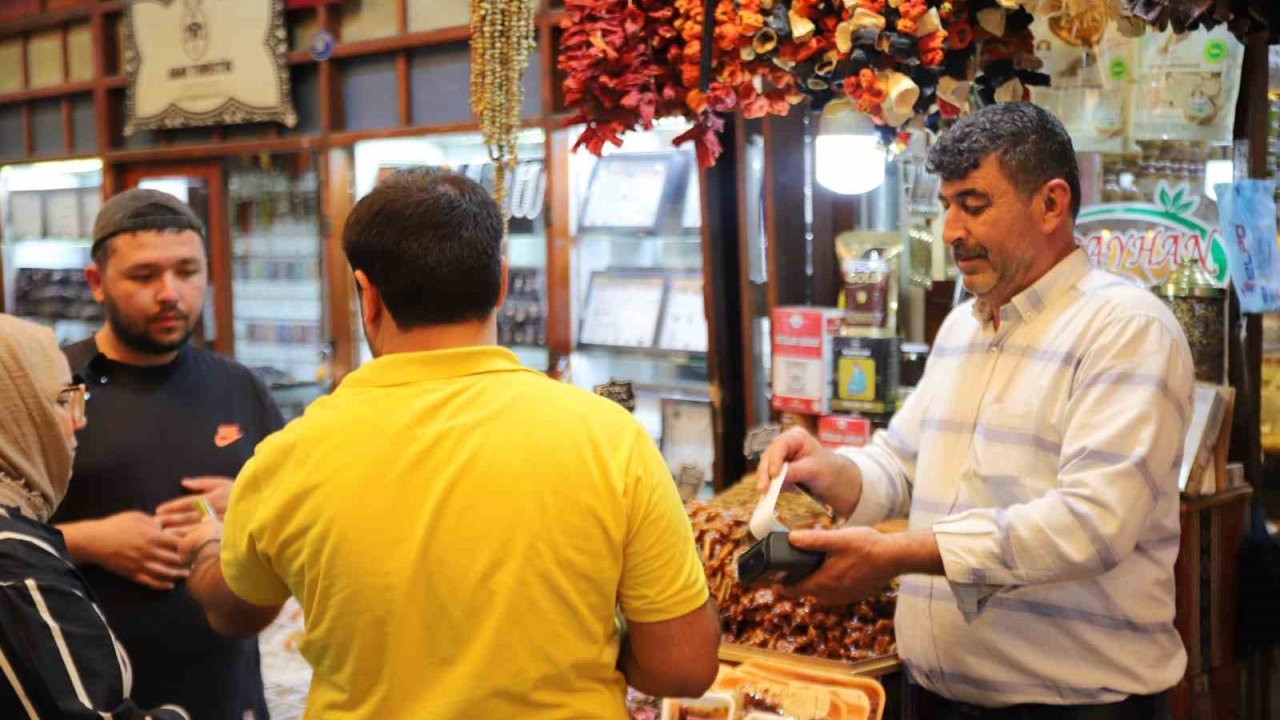 Gaziantep’te bayram yoğunluğu esnafın yüzünü güldürdü
